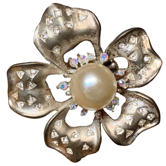 Vintage Large Metal Flower Ring Iridescent Crystals Faux Pearl Center Jewelry - Picture 2 of 11